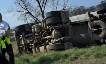 Pri Žiari nad Hronom sa prevrátilo nákladné auto, pri prejazde týmto úsekom treba zvýšiť opatrnosť