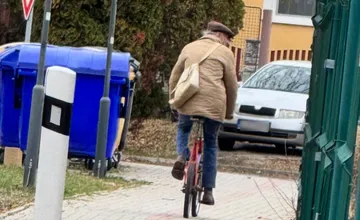 Agresívny senior v Kozárovciach je postrachom obce, napadol mamu s kočíkom, dieťa sotil do potoka, do psov hádže kamene