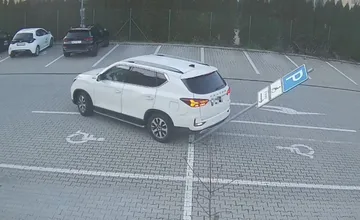 Tak to je umenie, smejú sa Zvolenčania vodičovi, ktorý 1. apríla narazil do značky na miestach pre invalidov