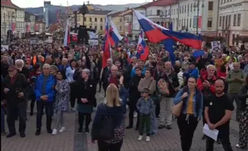 VIDEO: Dnešný večer sa niesol v duchu protestov. V Banskej Bystrici sa zišlo do 2 500 ľudí