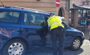 V Podlaviciach sa susedia za zlé parkovanie začali nahlasovať polícii, najnovšie musel pokutu zaplatiť Lukáš