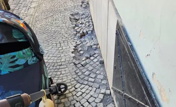 Rozbitý chodník rovno pred úradom či nebezpečné schody, Štiavničania sa cítia ako na mínovom poli