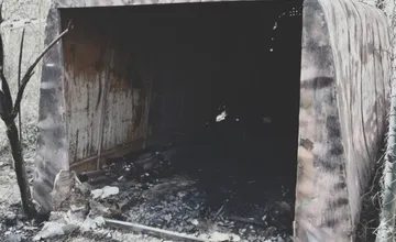 Tragédia v Rimavskej Sobote, pri požiari plechovej garáže zomrel človek
