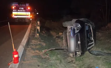 Neďaleko Hrachova skončilo auto v priekope, opitá vodička nezvládla šoférovanie. Hasiči ju museli z auta vyslobodiť