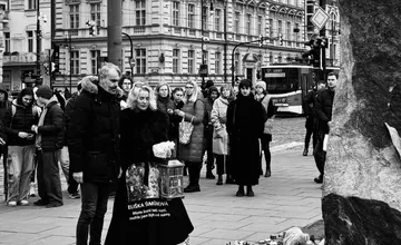 Útok na študentov na Karlovej univerzite má ďalšiu obeť. Matka zavraždenej Elišky nezvládla stratu a spáchala samovraždu