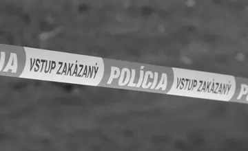 V obci Hodejov došlo k vražde v rodinnom dome, žena zabila 56-ročného muža, polícia ju zadržala