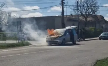 VIDEO: Na ceste v Bátke v smere na Rimavskú Seč horí osobné auto, úseku sa radšej vyhnite