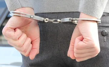 Etela, ktorá usmrtila muža už v roku 1996, sa postavila opäť pred súd. Znovu čelí obvineniu z vraždy