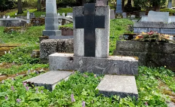 Na cintoríne v Štiavnici niekto počas sviatkov zvalil náhrobníky farára Kuchtu a jeho manželky, miestni sú pobúrení