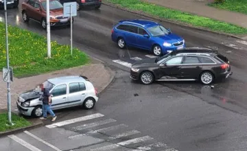 V Detve na Štefánikovej ulici sa stala dopravná nehoda, vodiči musia zvýšiť opatrnosť