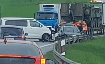 Na výjazde zo Zvolena pri odbočke na Lieskovec sa zrazili dve autá, rátajte so zdržaním