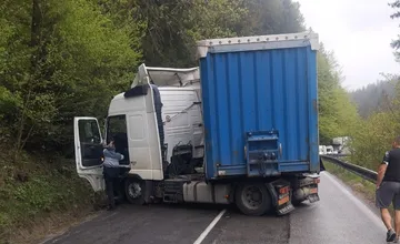 FOTO: Na horskom priechode Kremnické Bane pri obci Turček sa skrížil kamión, úsek je neprejazdný