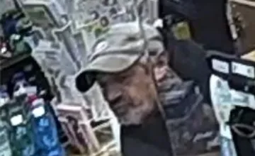 Polícia hľadá muža, ktorý v Banskej Bystrici platil falošnými peniazmi, nepoznáte ho?