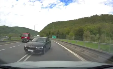 VIDEO: Vodiči upozornili na nebezpečnú jazdu pri Zvolene. Domnievajú sa, že ide o vládne auto, polícia reaguje