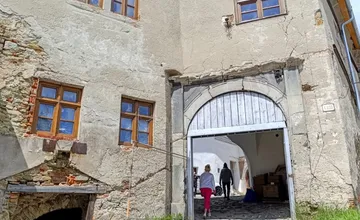 Nové eurookná na pamiatke UNESCO v Štiavnici pobúrili obyvateľov, ako je možné, že sa niečo také schválilo?