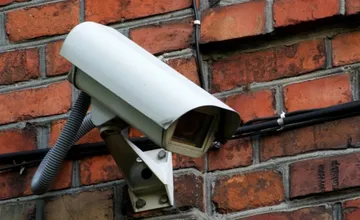 Žene vo dvore parkovali neznámi muži so zvolenským EČV a obzerali si pozemok, napriek úteku ich zachytila kamera