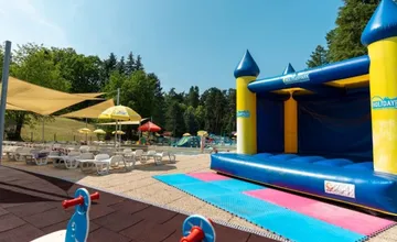 Holidaypark Kováčová nahneval návštevníkov, niektorým prekáža smrad ako v autolakovni a kritizujú aj predražené vstupné