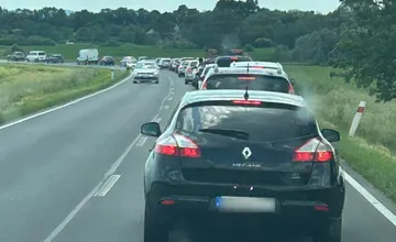 Medzi Bystricou a Zvolenom došlo k vážnej nehode, zrazil sa motorkár s autom, úsek bol ťažko prejazdný