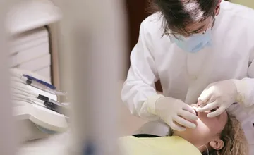 Falošní zubári z YouTube  liečili v českom Brode dva roky, zarobili si milióny, zubárske zákroky sa učili cez internet