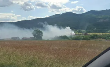 Na R1 za Žarnovicou smerom na Zvolen sa stala hromadná nehoda, jedno auto horí