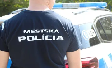 Žarnovickí policajti pomohli žene s mamou na vozíku. Pre výpadok elektriny sa nemohli dostať z bytu