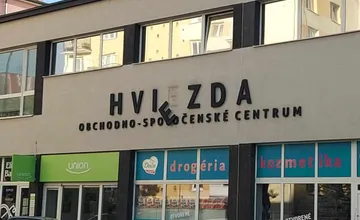 Na budove v Lučenci sa uvoľnilo písmeno. Padá hviezda, niečo si treba želať, vtipkujú miestni obyvatelia