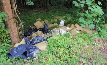 FOTO: V okolí Sásovej sa objavila čierna skládka, niekto do prírody vyhodil stavebný odpad, miestni sú nahnevaní