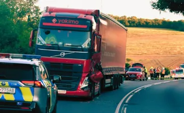 FOTO: V Dobrej Nive pri Zvolene spôsobil nehodu štyroch áut kamionista z Turecka