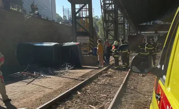 Vodič v Podbrezovej prerazil plot a skončil prevrátený na boku, museli ho previesť do nemocnice