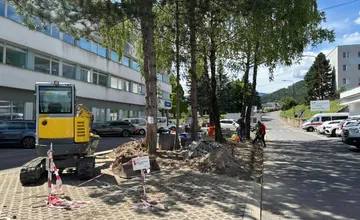 FOTO: Rooseveltova nemocnica skrášľuje priestor pri urgente, v areáli pribudli aj nové stojiská na bicykle