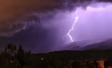Búrky sa presúvajú do ďalších oblastí, zasiahnu stred Slovenska. Pre viaceré okresy platia výstrahy