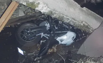 FOTO: Pri nehode neďaleko Štiavnice sa ťažko zranil motorkár aj jeho spolujazdkyňa