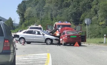 Pri Slovenskej Ľupči smerom na Bystricu sa zrazili dve autá, rátajte so zdržaním