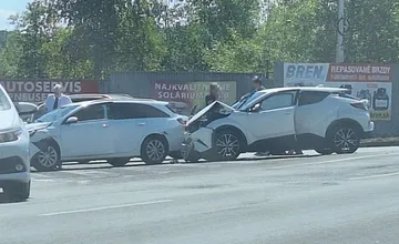 V Banskej Bystrici sa na križovatke zrazili dve osobné autá