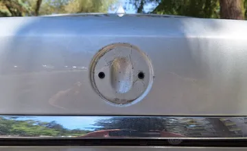 Bizarnú krádež zažil Zvolen, kde sa zlodej ulakomil na logo auta za 10 eur, majiteľ Igor mu poslal ostrý odkaz