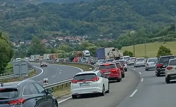 Na diaľnici R1 za Žiarom smerom na Zvolen havarovalo osobné auto, rátajte so zdržaním
