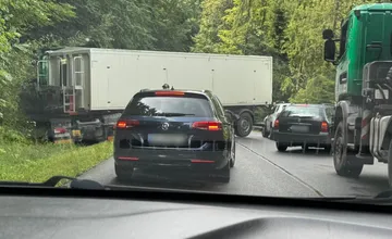 Na ceste medzi Hriňovou a Detvianskou Hutou sa skrížil kamión, úsek je neprejazdný