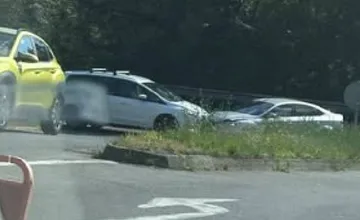 V Banskej Bystrici sa zrazili dve autá, blokujú jeden pruh, rátajte so zdržaním