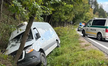 Medzi Donovalmi a Banskou Bystricou skončila dodávka mimo cesty