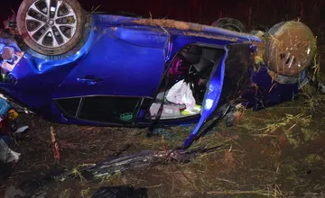 Vodič pri nehode neďaleko Rimavskej Soboty utrpel vážne zranenia, auto skončilo prevrátené na streche