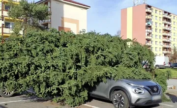 Na sídlisku v Rimavskej Sobote silný vietor zrútil čerstvo osadený vianočný stromček, poškodil dve autá