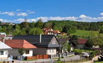 Obyvatelia obce pri Zvolene si všimli čudného muža, chodí a sliedi po dvoroch, niektorí si našli aj otvorené bráničky