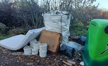 Pri Môťovskej priehrade sa pravidelne objavuje nelegálne uložený odpad, vinníkovi hrozí vysoká pokuta