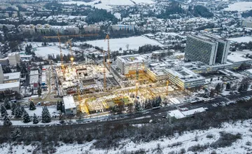 VIDEO: Výstavbu novej nemocnice v Bystrici nezastaví ani snehová prikrývka. Pozrite, ako sa areál zmenil za rok práce