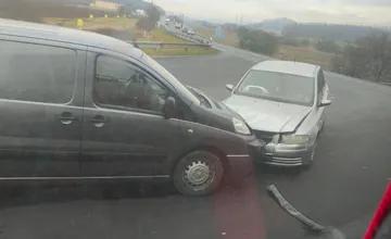 Vodiči, pozor, pri Zvolene sa zrazili dve autá, týmto úsekom prejdete striedavo