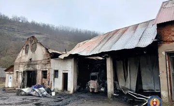 FOTO: Hasiči bojovali s požiarom pri Krupine, ktorý spôsobil rozsiahle škody, dobytok sa im podarilo evakuovať