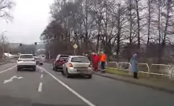 Na vjazde do Žiaru nad Hronom sa zrazili dve autá, blokovaný je jeden pruh