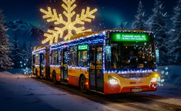 FOTO: Ulice Banskej Bystrice žiaria aj vďaka sviatočnému autobusu. Obyvateľom vždy vyčarí úsmev na tvári