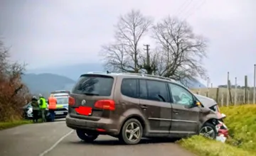Medzi Brehmi a Tekovskou Breznicou došlo k zrážke dvoch áut, úsek je neprejazdný
