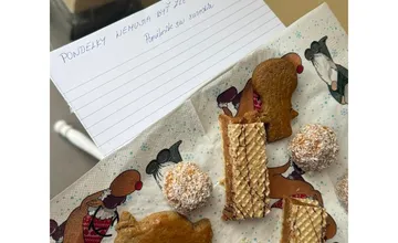 Obyvateľka Sásovej ochotne ponúkla koláčiky aj svojim susedom, milé vianočné gesto všetci ocenili